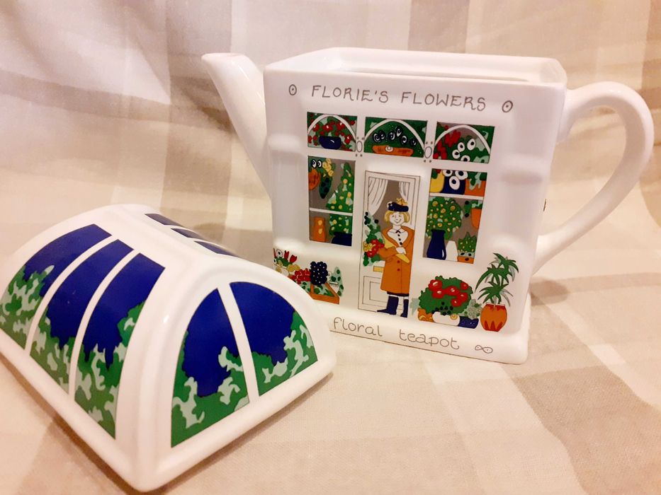 2 порцеланови чайника -  "Готвач" и "Цветарски магазин"