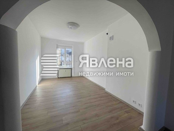 Дава се под наем Четиристаен апартамент в София, Център - 102 кв.м за 800 € - Снимка #2