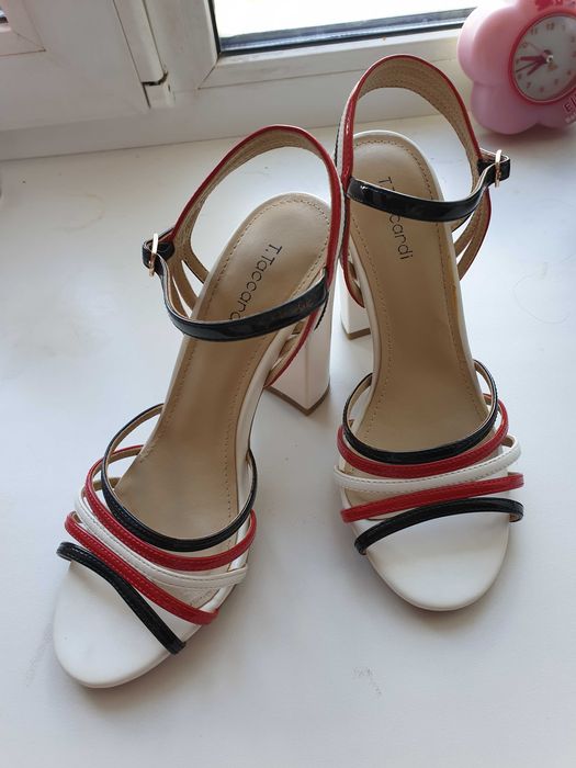 Продам босоножки