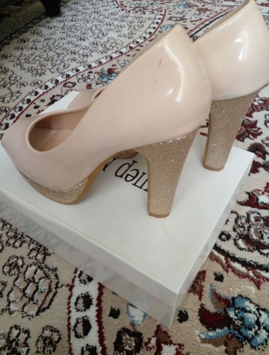 Обув сотилади. Туфли 36 размер