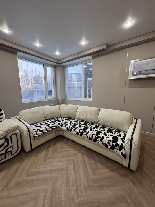 Диван угловой и кресло, кожа