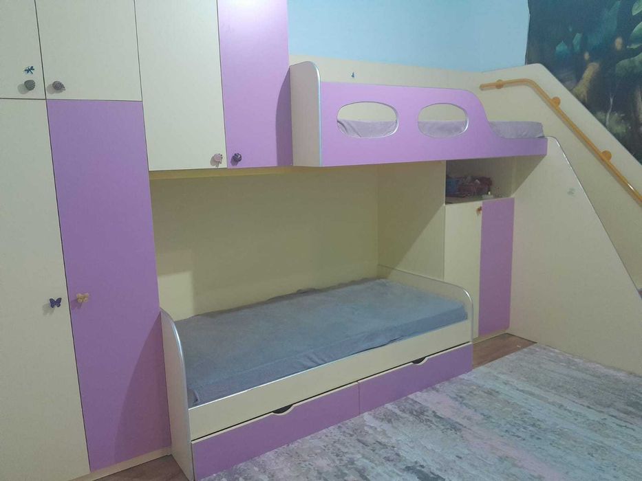 Mobilier modern si in stare foarte buna pentru camera copii.