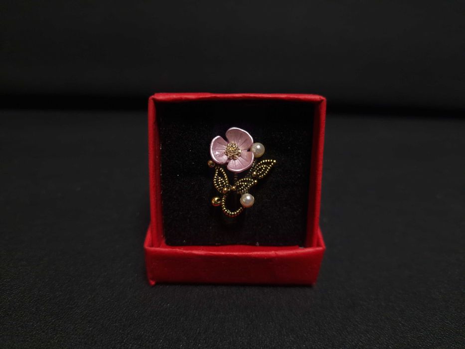 Brosa Floare roz cu perle, cadou 1 si 8 Martie