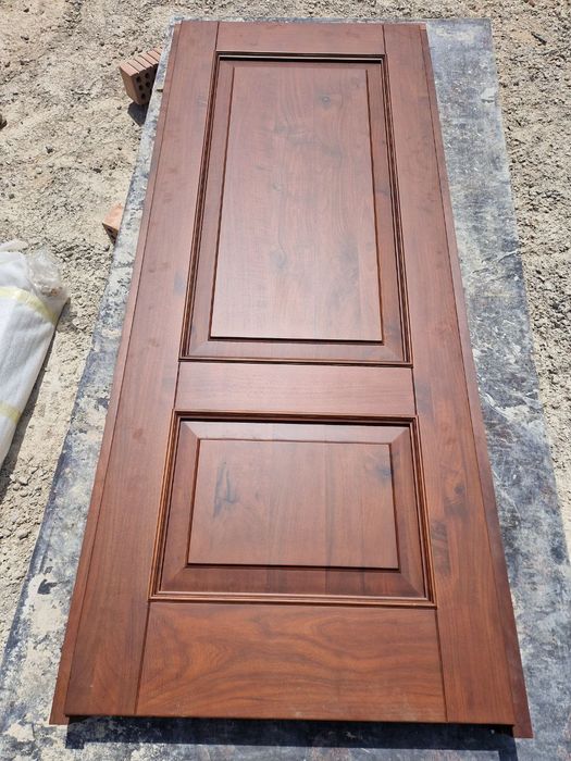 Двери межкомнатные, из массива ореха. 2.05х0.90м.