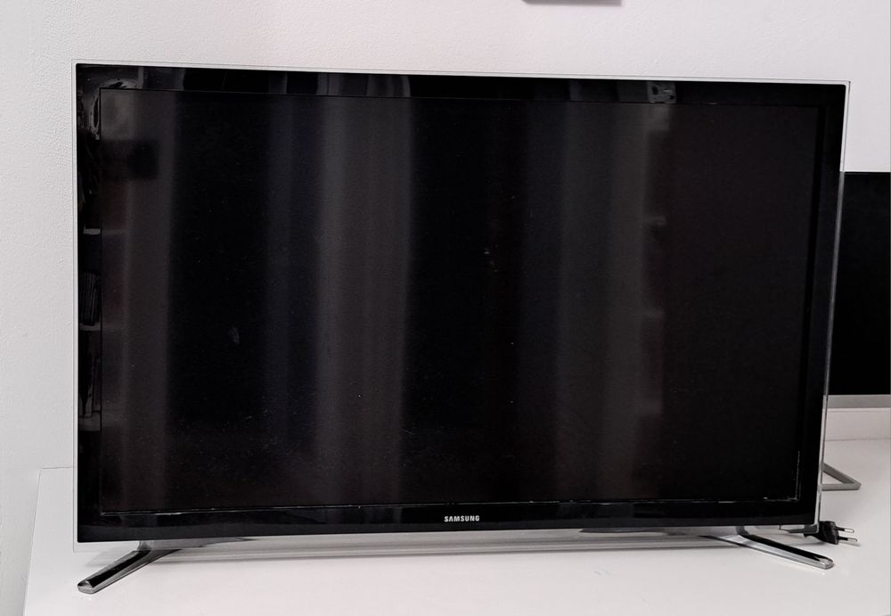 Tv  HD Samsung smart, diagonala 81 cm, cu telecomanda, defect
