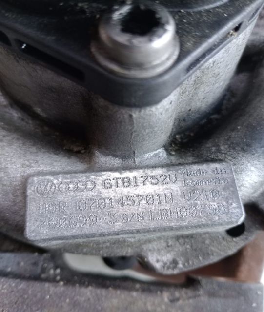 Turbina Turbosuflanta 070145701N Volkswagen VW Transporter T5