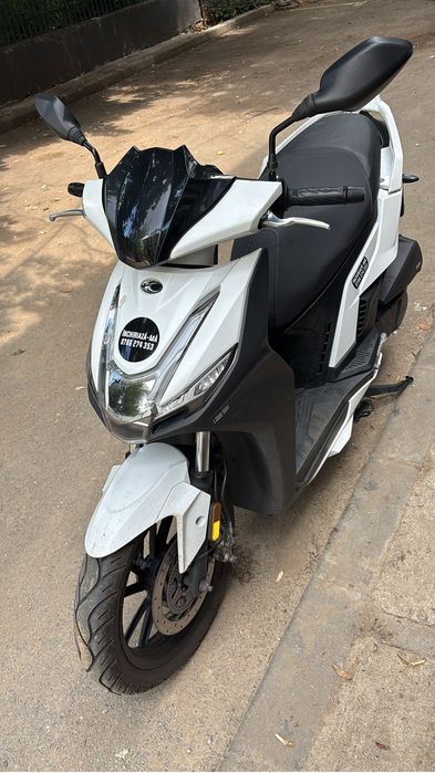 Scuter de inchiriat de  125cc kymco