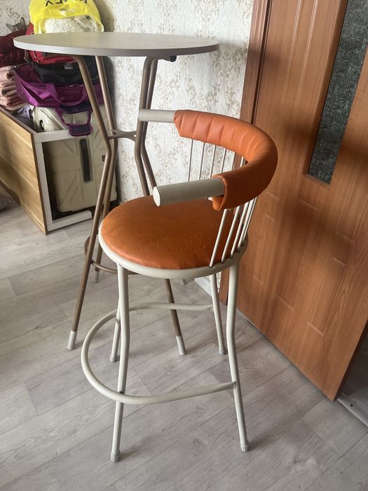 Барный стул и барный стол