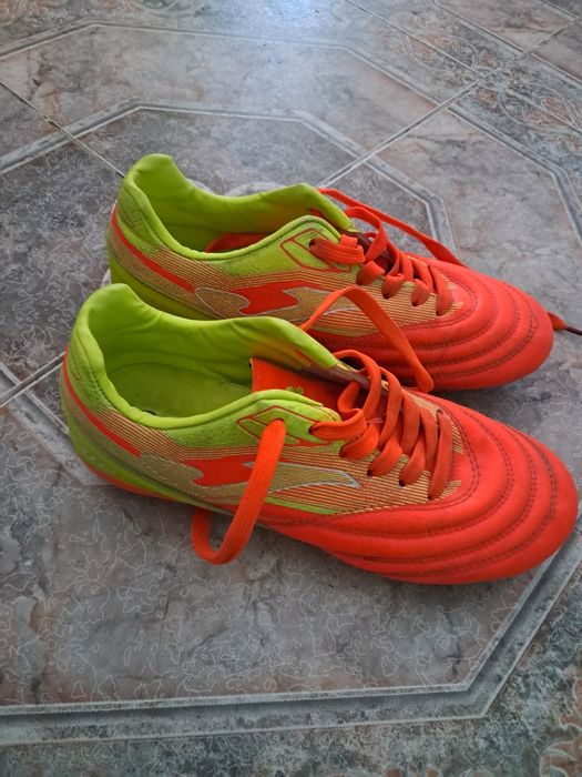 Продам кроссовки для футбола