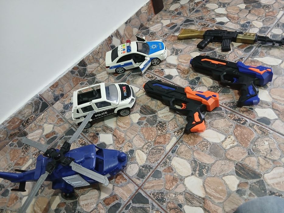 Jucarii Noriel masini Politie, elicopter SWAT, 2 pistoale si pusca
Pistolalele se pot incarca cu cartuse de burete care se pot cumpara separat de