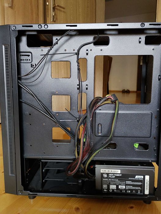 Carcasa PC cu sursă