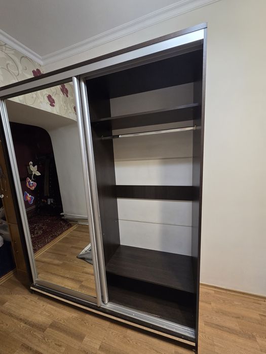 Двустворчатый шкаф купе с зеркалом