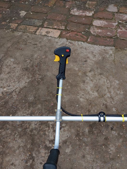 Продам триммер бензиновый