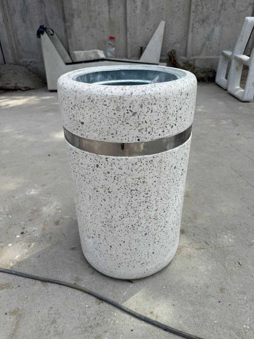 Урна из композитного мрамора — прочность камня, удобство эксплуатации.