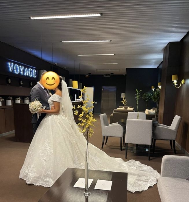 Продается шикарное  свадебное платье со шлейфом !