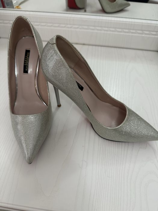 Красивые нарядные туфли