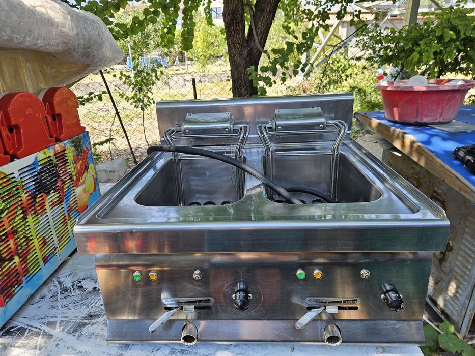 Фритюрник Специално за пържене на Риба и Картофи Професионален Трифазен 15kw.  МОЩЕН 2х10 литра със кранчета за източване Германия Цена 450 Евро