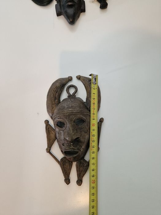 Masca rara din bronz