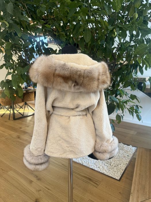 Vand haina din lana Alcantara cu vulpe naturala la 1200 lei