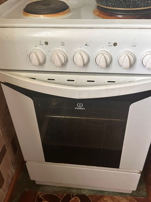 Продам электроплиту indesit
