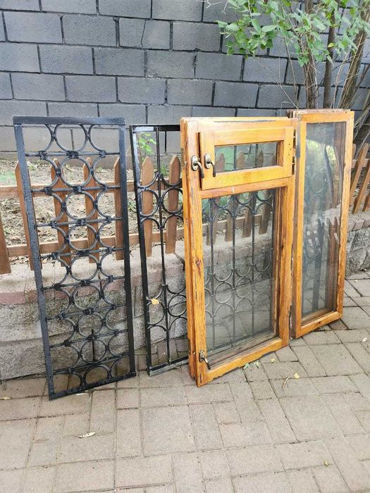 Окна деревянные с решетками продам