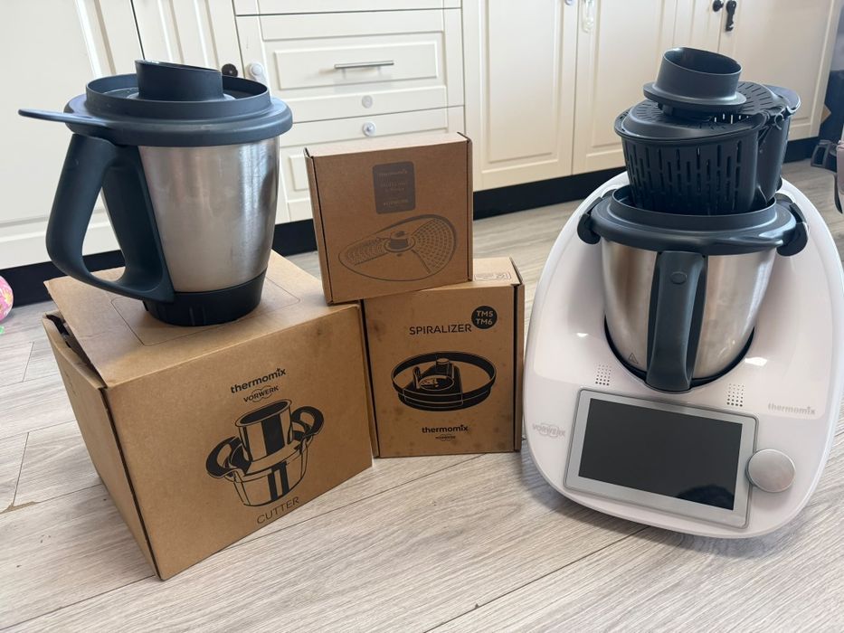 Thermomix TM6 cu toate accesoriile și două boluri