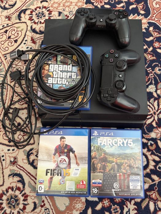 Продам PS4 с играми