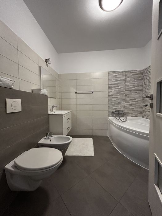 Inchiriez apartament 3 camere bloc nou lenin sud