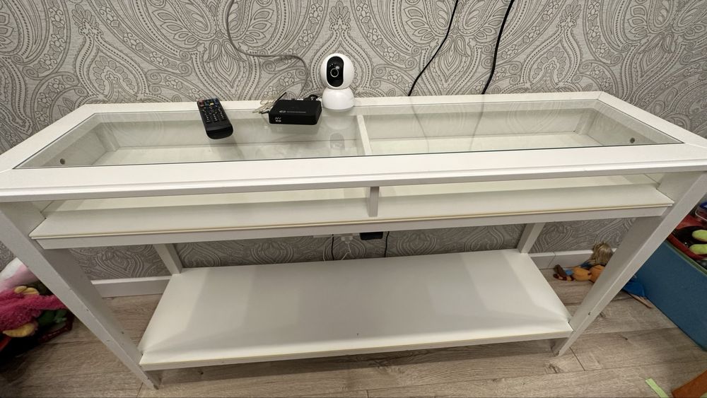Продаю консоль IKEA LIATORP (икеа), белая