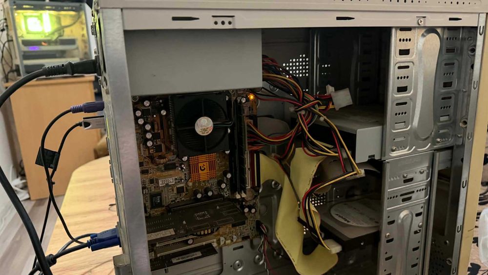Ретро компютър със 17" Samsung монитор – Geforce 2 MX, Floppy, CD-ROM