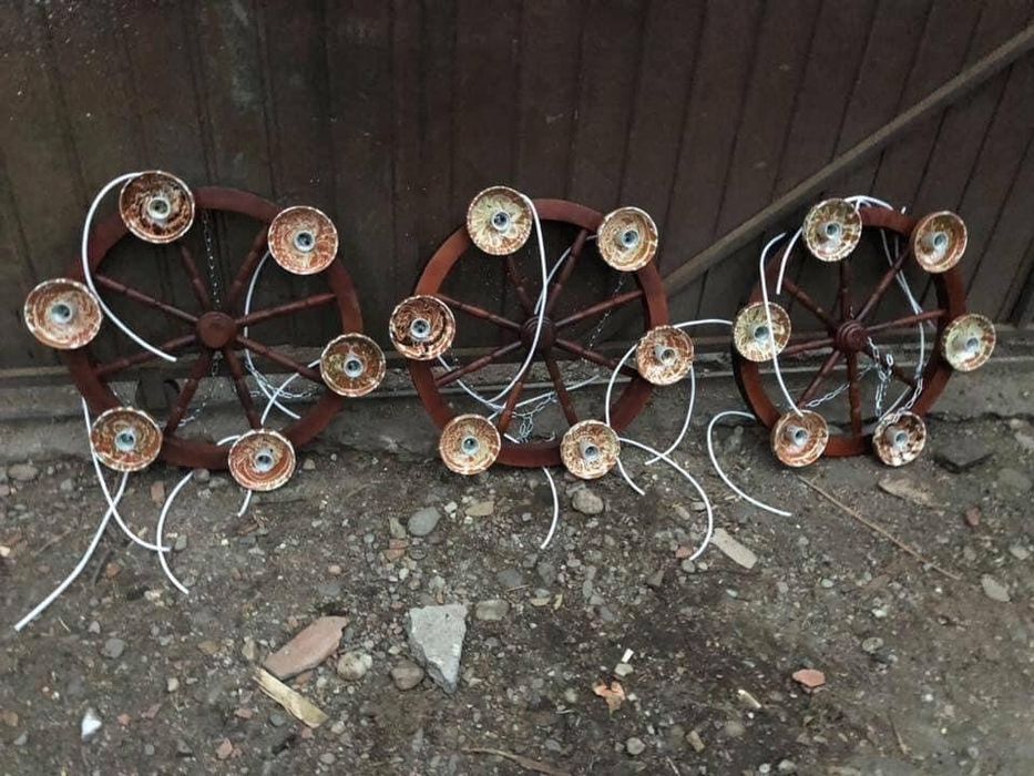 Lustra din lemn , din roata