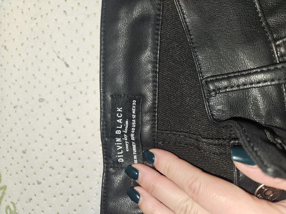 Дамски дънки черни с кожа