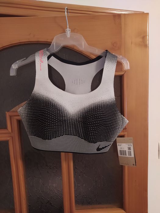 Produse damă: tricou fără mâneci Dri-Fit; bustiere; pantaloni scurți..