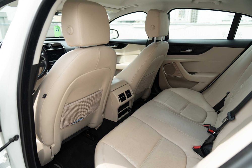 Jaguar XE - Aut - Benzina - 71k km - istoric full - garantie