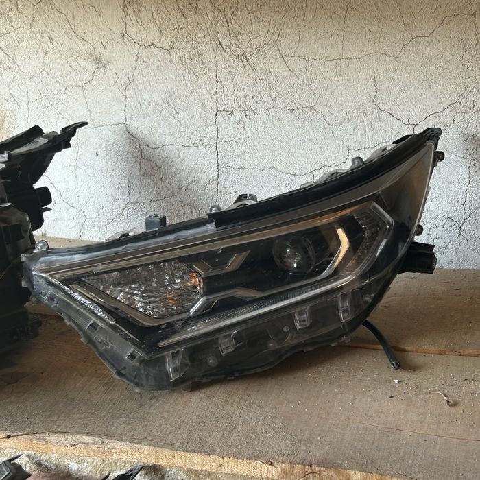 Фарове Toyota Rav 4 V генерация оборудвани