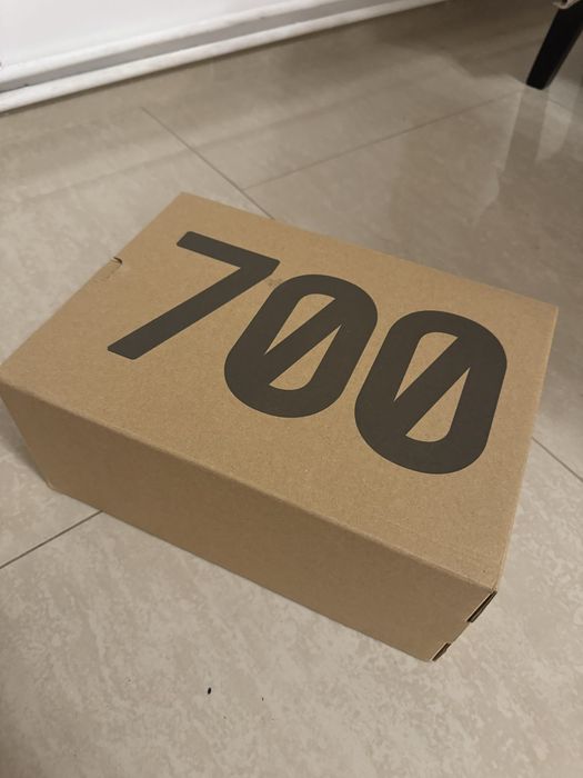 Yeezy 700 v3 copper fade 43 1/3 (fit 42.5)