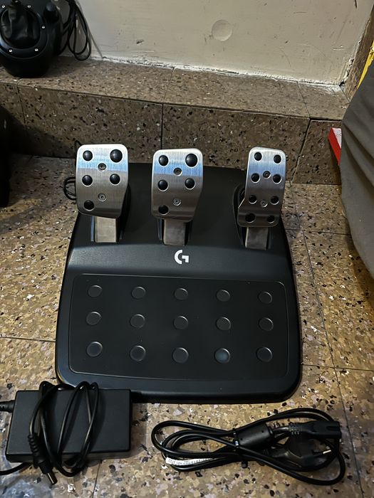 Logitech G923 със скорости и стойка!