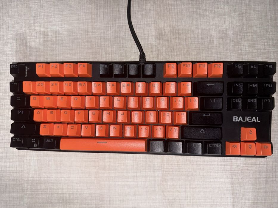 Tastatura Bajeal cu switch-uri albastre