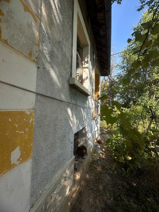 Къща на два етажа с гараж, и 1.5 дка двор в с. Баурене, обл. Враца.