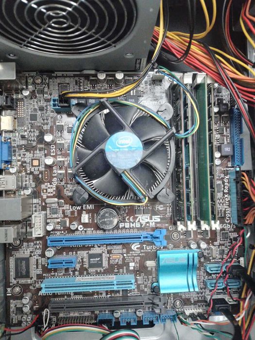 Четириядрен настолен компютър с Intel i5-3470, 12GB DDR3 RAM, 500GB HDD, HDMI