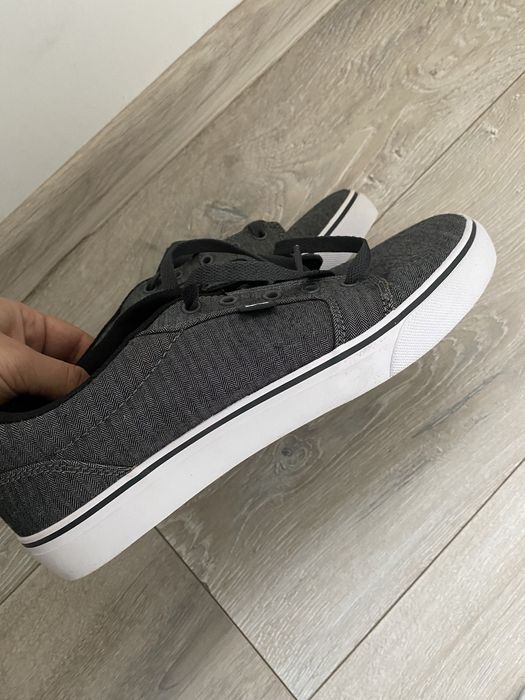 Tenisi DC numarul 40,5