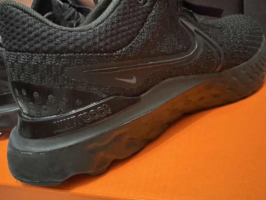 Продам кроссовки Nike