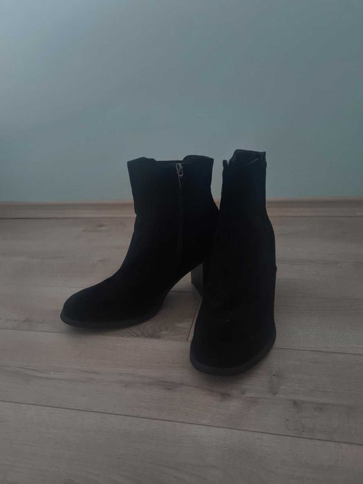 Черни високи токчета