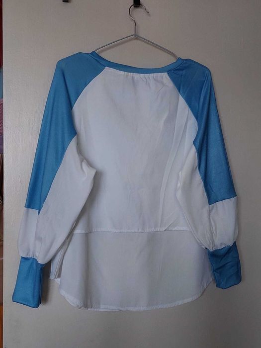 Top bluza camasa alba-bleu, cu floare bleu