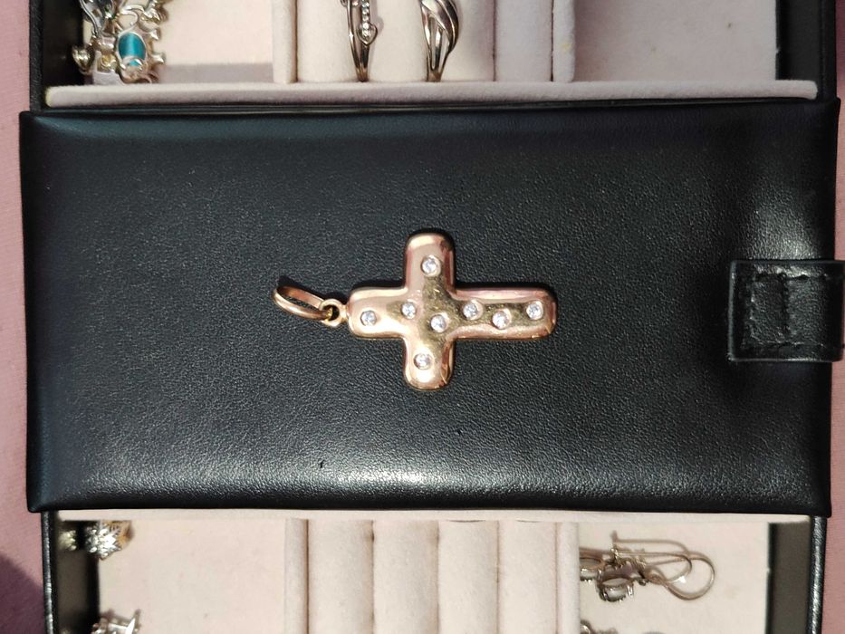 Масивен кръст с цирконий, позлата 14к