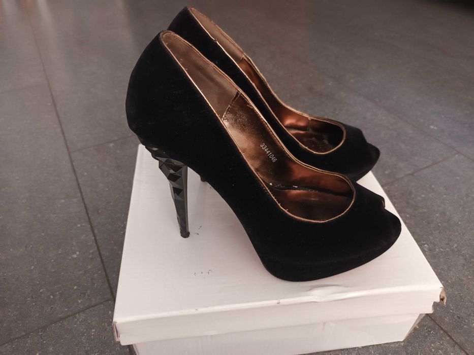 Обувки с ток или платформа 37 номер по 8 лв. чифта или 25лв. За 4те.