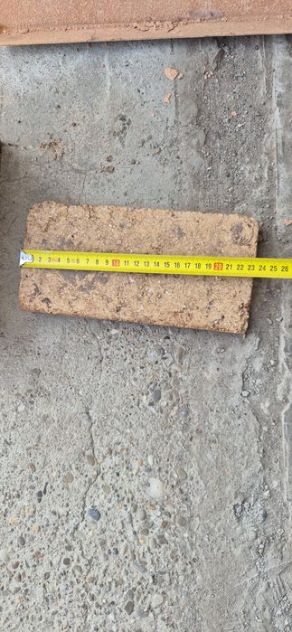Vand caramida samota pret 3 lei bucata