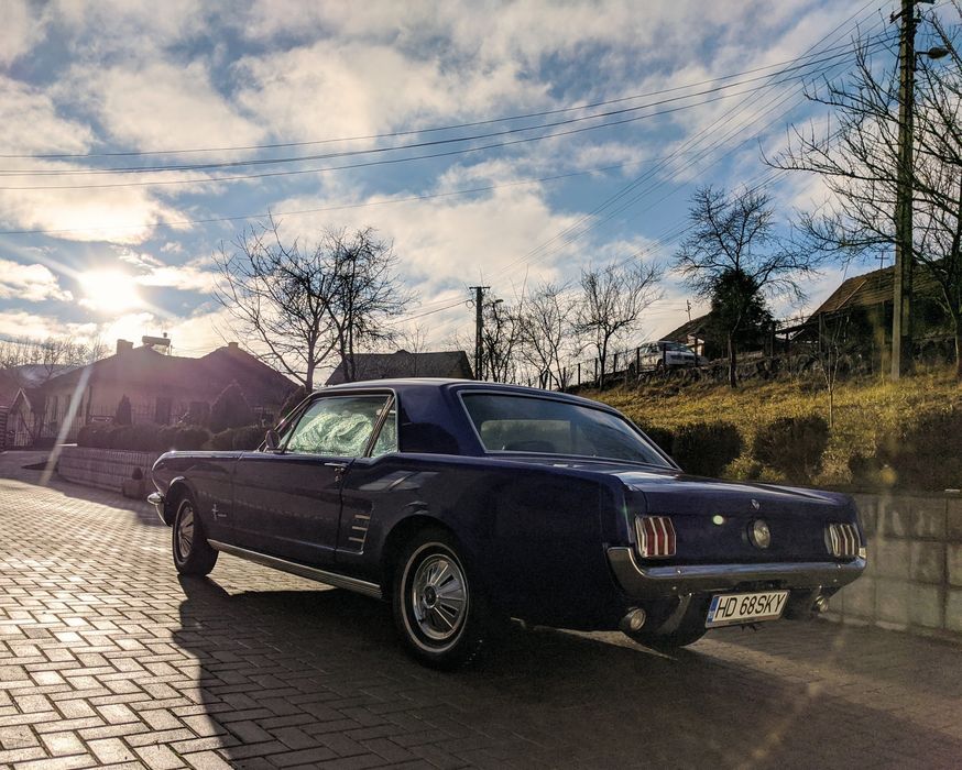 Ford Mustang vehicul istoric in talon