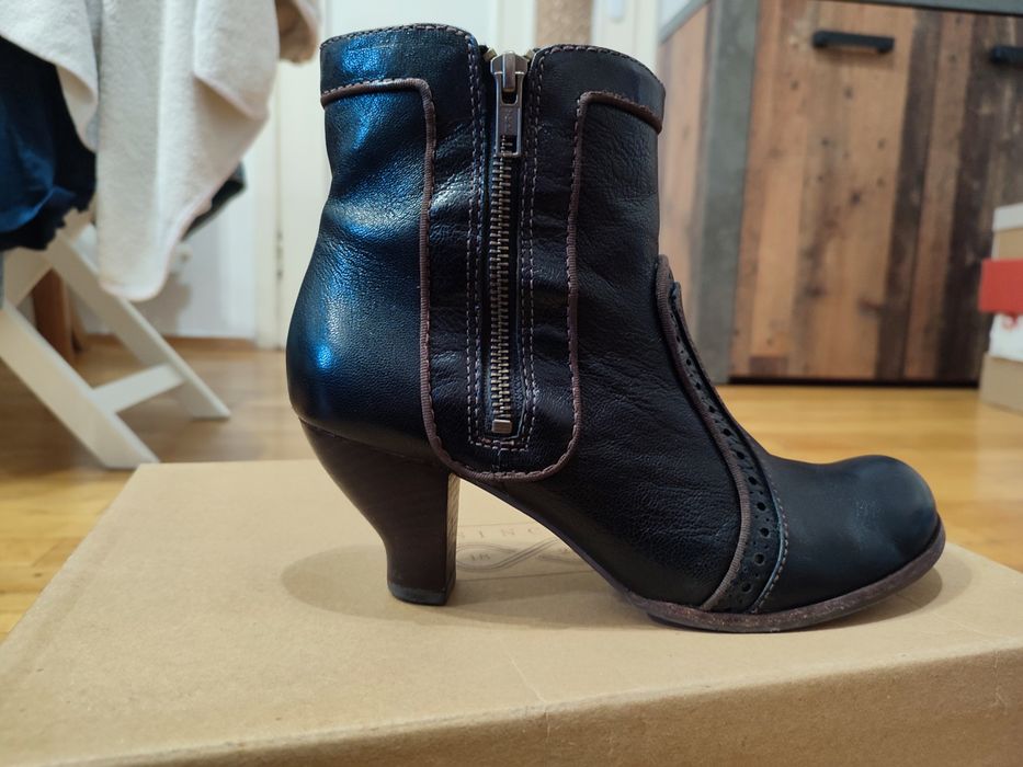 Clarks Lizzie Agra кожени дамски боти на токчета с цип номер 39