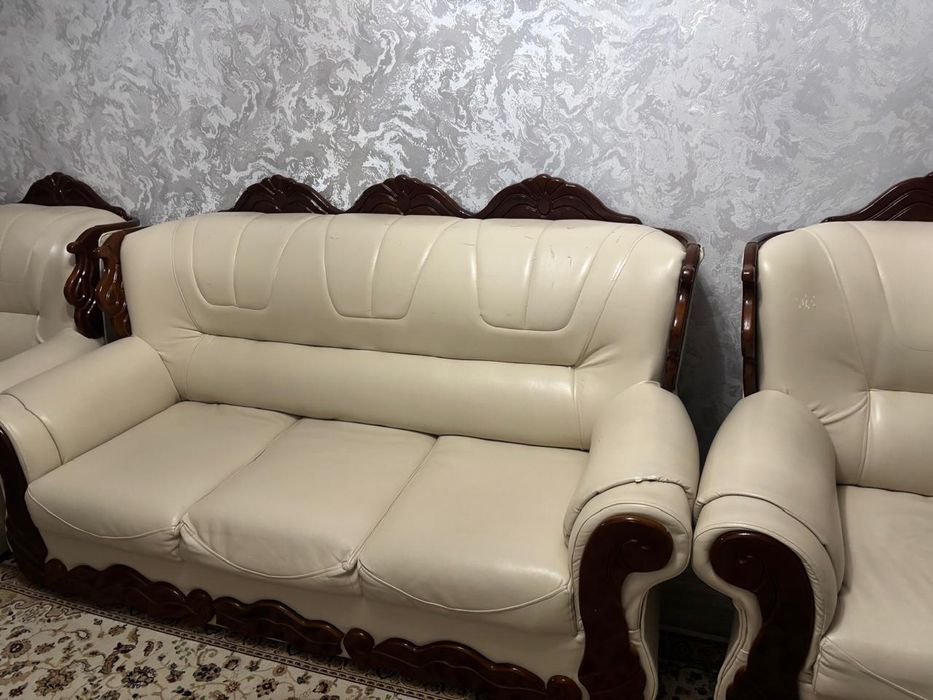 Продам диван с двумя креслами